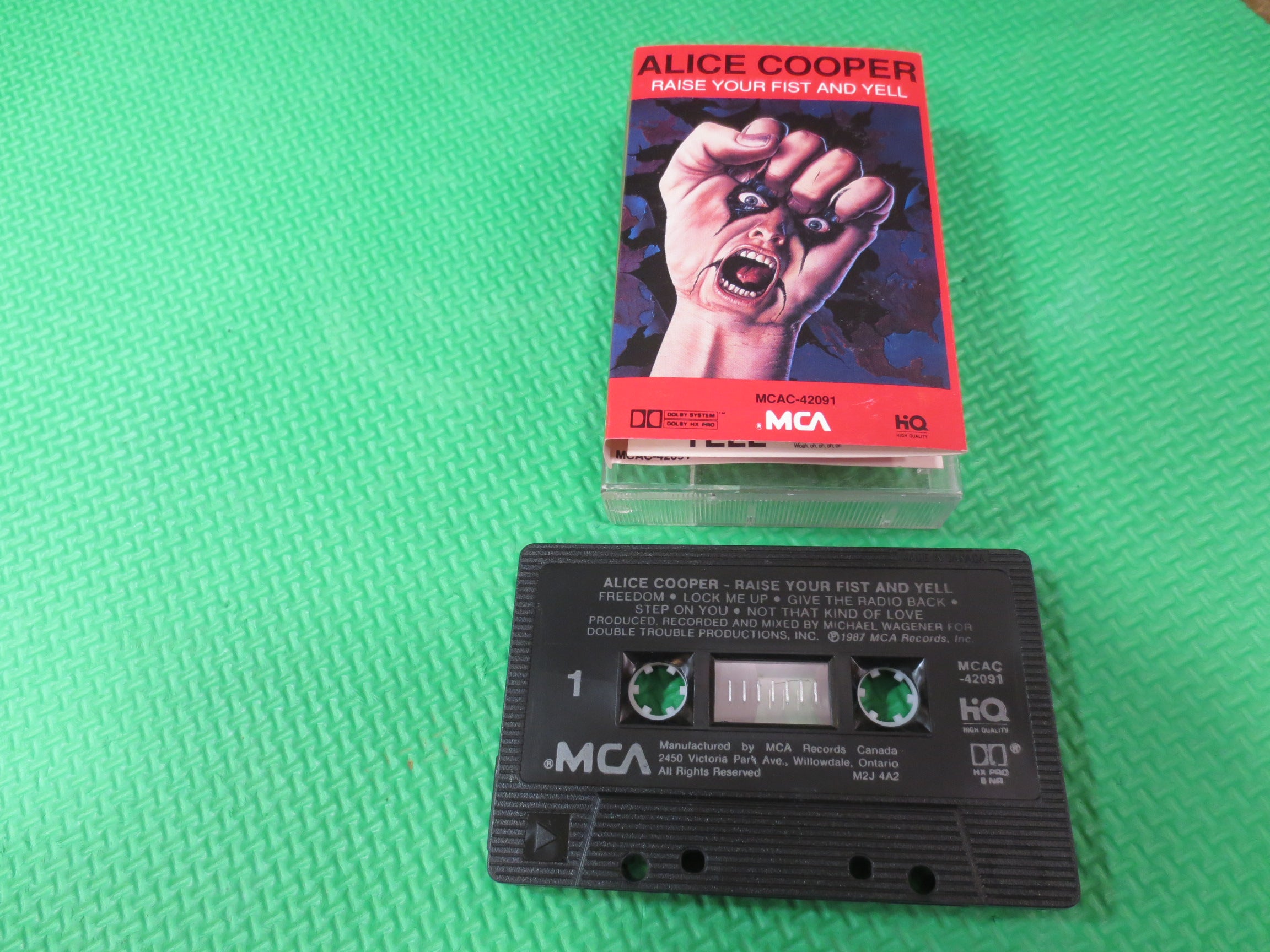 Alice Cooper – Raise Your Fist and Yell (1987) Cassette
