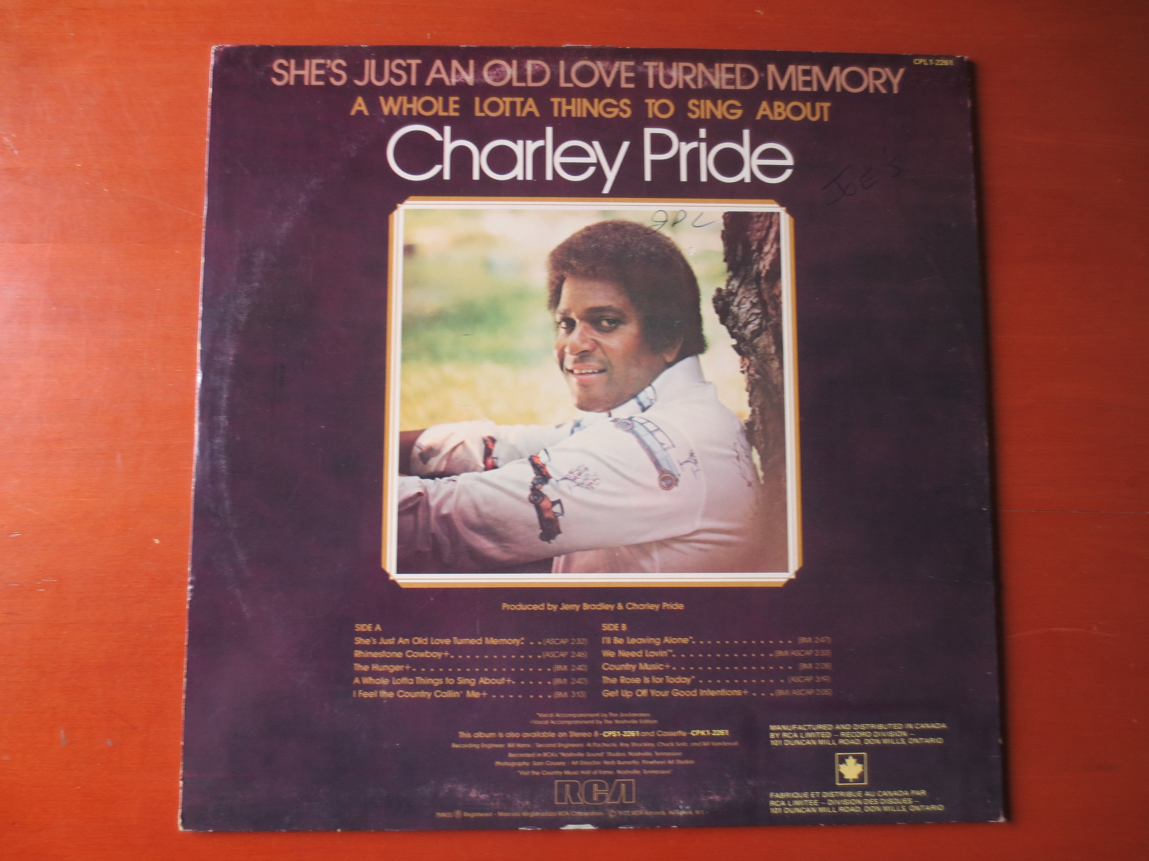 Charley Pride – She's Just an Old Love Turned Memory (1977) Vinyl LP