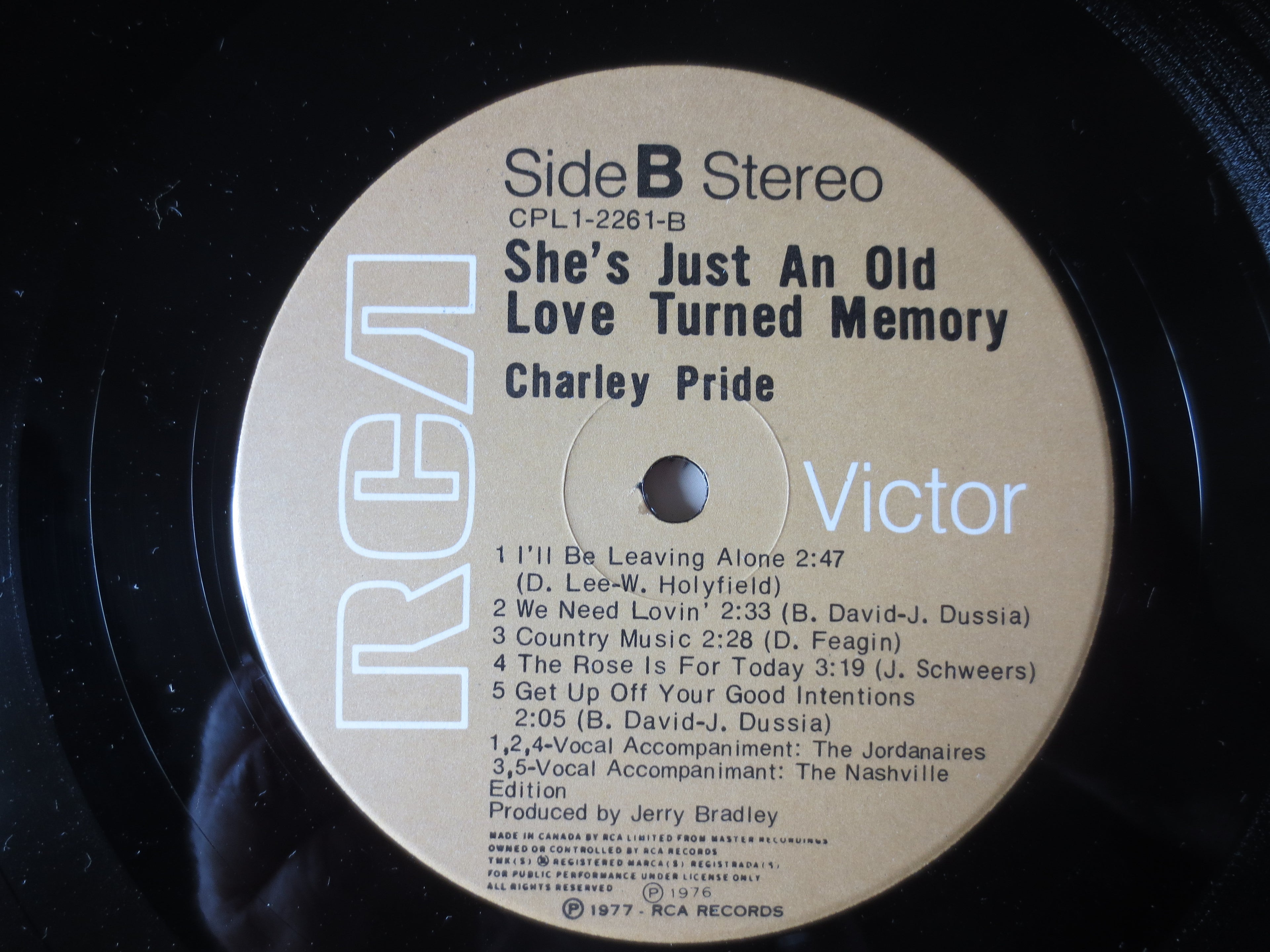 Charley Pride – She's Just an Old Love Turned Memory (1977) Vinyl LP