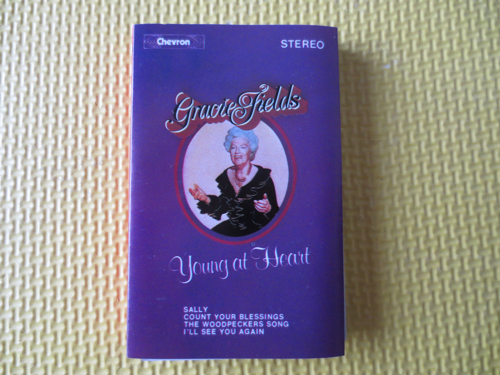 Gracie Fields – Young at Heart (1974) Cassette
