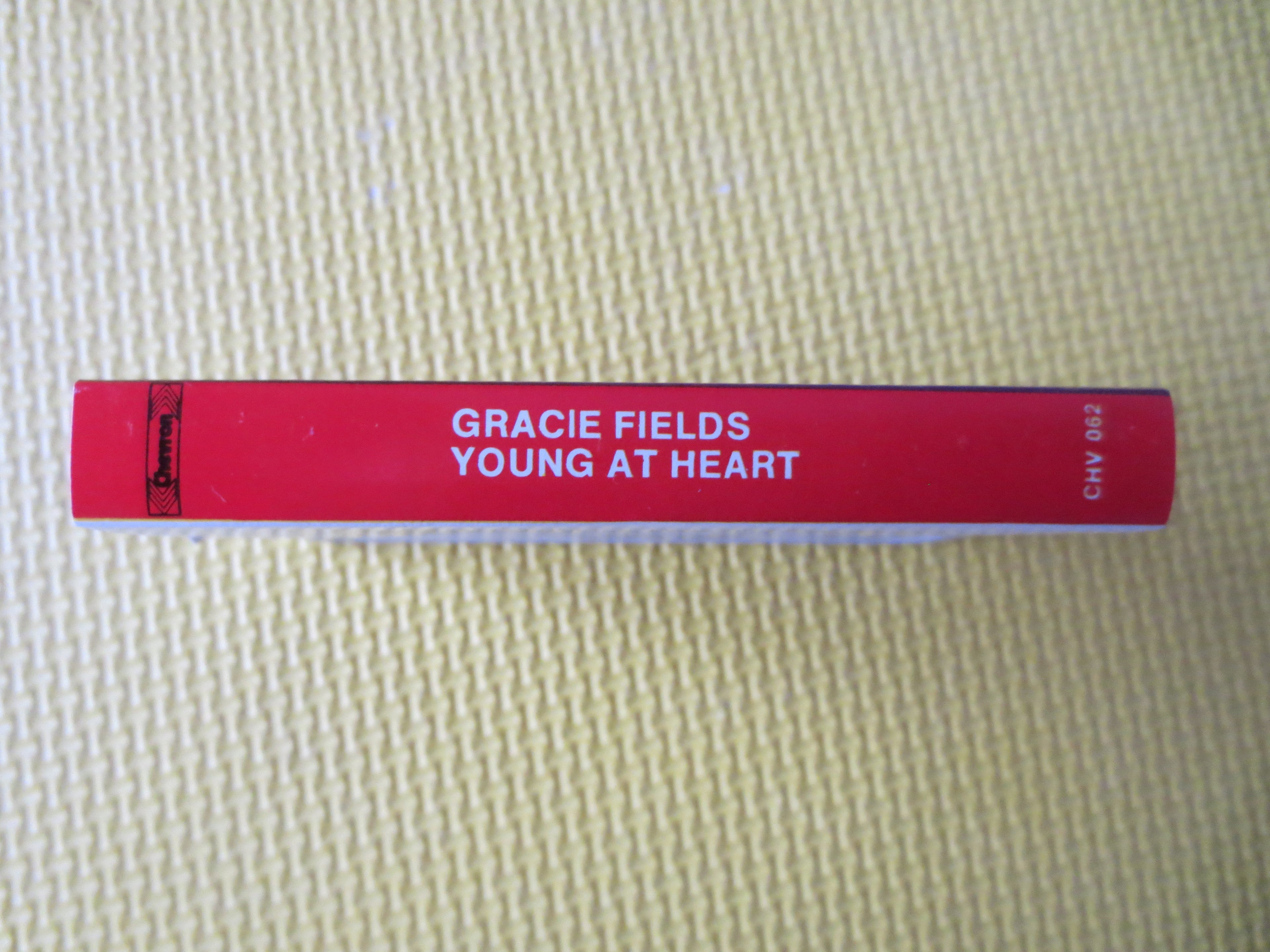 Gracie Fields – Young at Heart (1974) Cassette